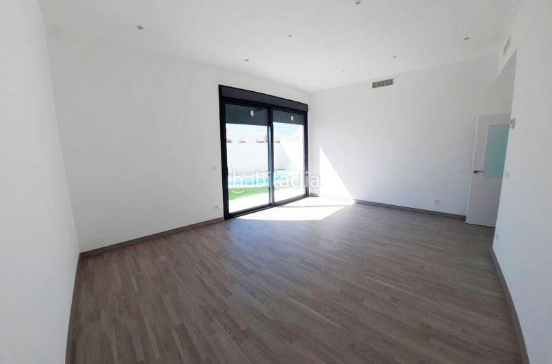 Foto 876ebd4c-6d3e-4c36-890d-b2778ff9bfdd. Casa aparellada amb aparcament a Colegio Europa Espartinas