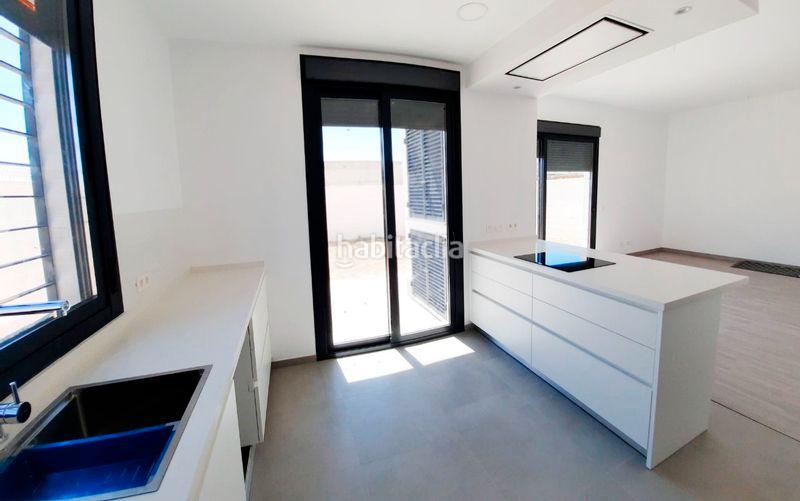 Foto e54e23c2-7bc3-4d0f-81fd-3444d5a01706. Casa aparellada amb aparcament a Colegio Europa Espartinas