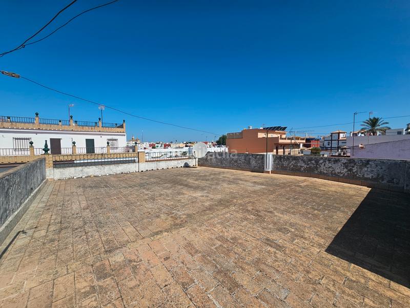 Foto d3cdf0de-9482-4fa3-b1ea-3f9eaf7d4992. Casa adosada ocasión!!! gran casa de pueblo con amplio patio trasero y posibilidad de preparar dos viviendas!!! en Salteras
