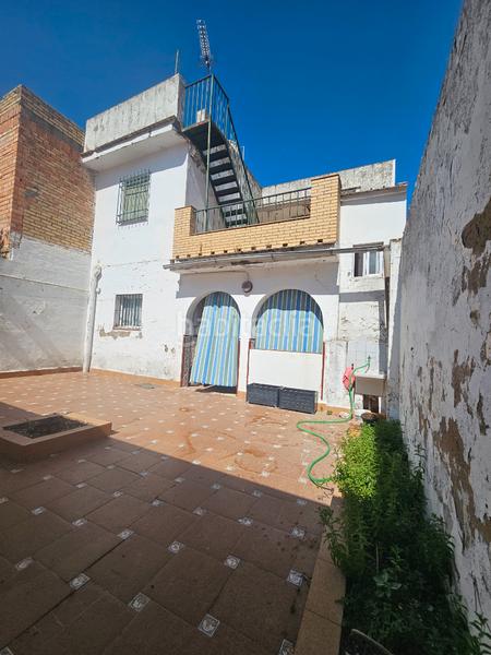 Foto f739b31b-b336-4cd5-a491-c913d7ace6e8. Casa adosada ocasión!!! gran casa de pueblo con amplio patio trasero y posibilidad de preparar dos viviendas!!! en Salteras