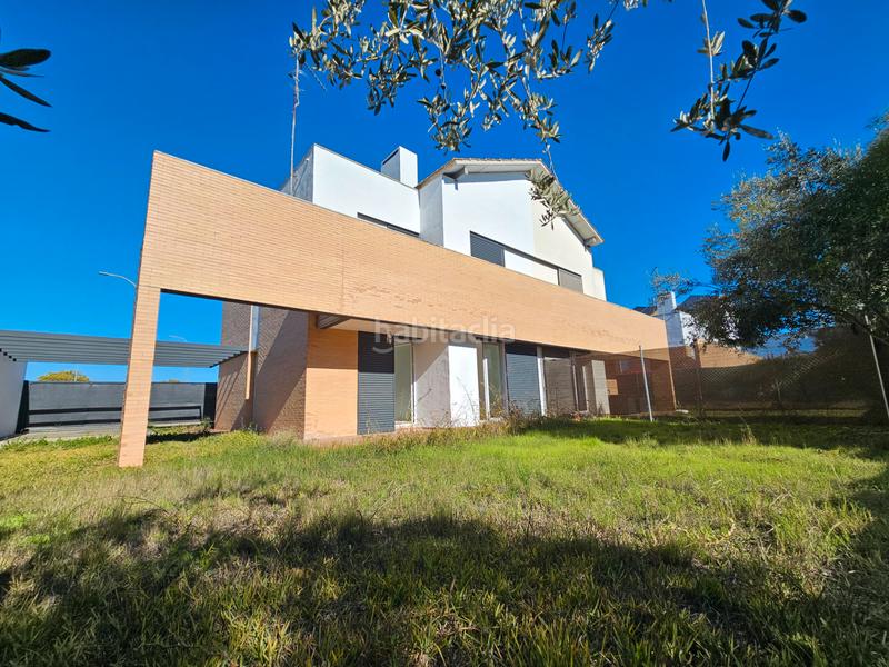 Foto 292e4dee-48c9-4b31-bb54-853398782b55. Casa pareada ocasión!!! gran chalet pareado de diseño con amplia parcela!! en Espartinas