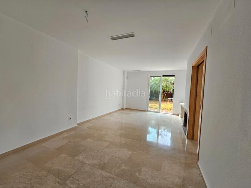 Foto 514cd28c-e0a3-412b-8519-b4a6fa8aea47. Casa pareada ocasión!!! gran chalet pareado de diseño con amplia parcela!! en Espartinas