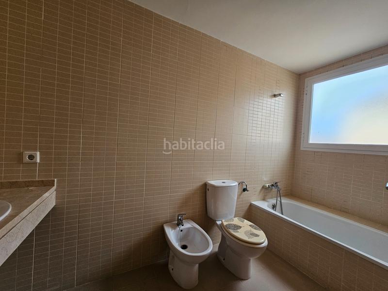 Foto e6ae6dc6-c270-4bfb-8eaa-bfa5182117fa. Casa pareada ocasión!!! gran chalet pareado de diseño con amplia parcela!! en Espartinas