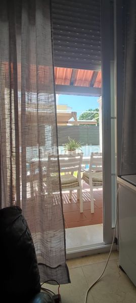 Foto c6cf7b45-2ee2-44ee-9e52-e39769303761. Casa aparellada amb xemeneia calefacció aparcament piscina a Espartinas
