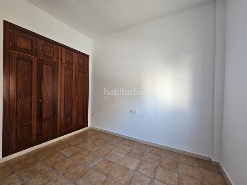 Foto 4d164074-d81e-41cc-aa13-40c9e0b25325. Casa aparellada amb xemeneia aparcament piscina a Umbrete