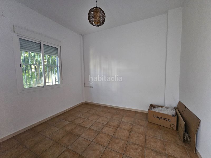 Foto e4ca75bd-3dec-482a-9fa1-6c39e039f644. Casa aparellada amb xemeneia aparcament piscina a Umbrete