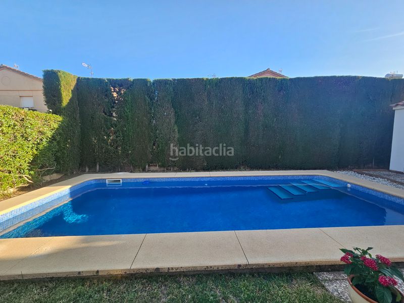 Foto 9114c376-ba89-48b5-be2e-fd10f5a41bf1. Casa aparellada amb xemeneia calefacció aparcament piscina a Espartinas