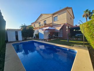 Casa bifamiliare in Loreto. Oportunidad!!! gran chalet pareado con piscina y amplia parcela!