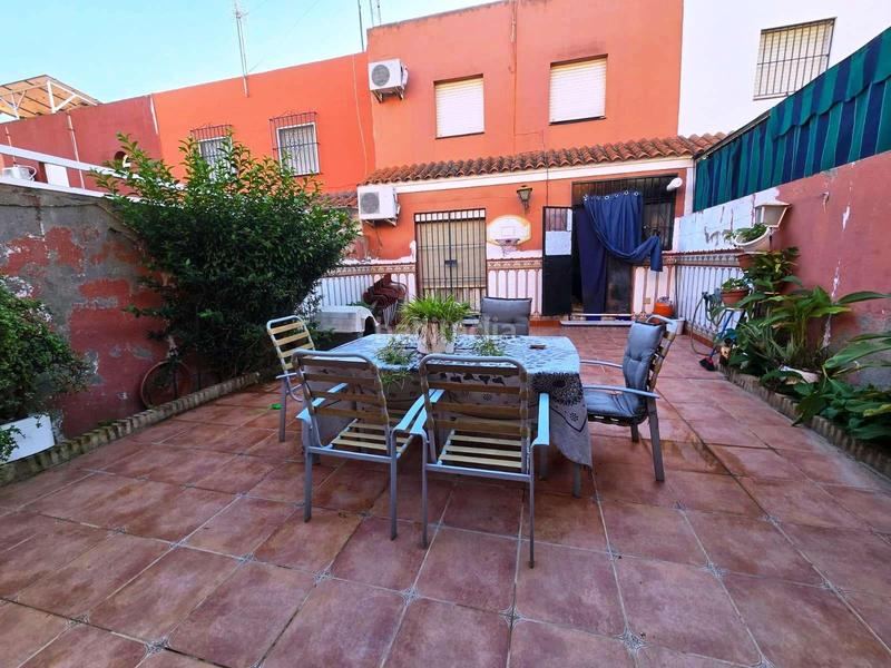 Foto b0ff7fc4-5712-41ee-81fe-c32343e663c4. Casa adossada a Centro Bormujos