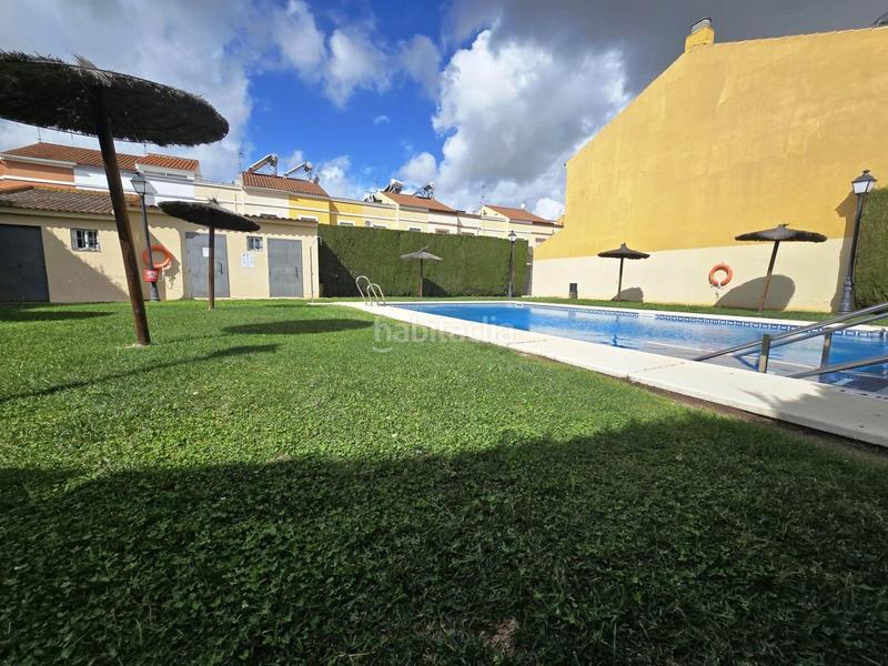Foto 19e48f0a-200c-4883-81ff-33415487de1a. Maison jumelée avec parking piscine dans Avenida Juan Diego Bormujos