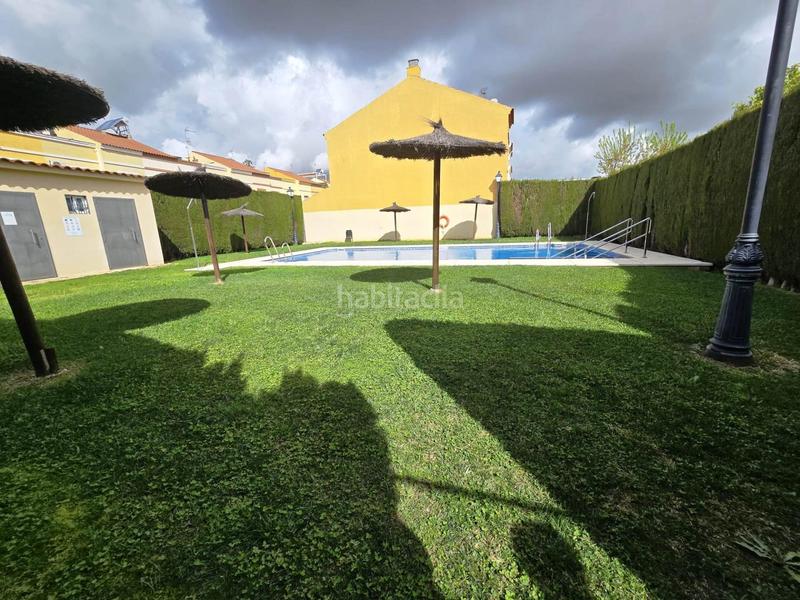 Foto 472c41bf-a0f5-4752-b876-afde66263b66. Maison jumelée avec parking piscine dans Avenida Juan Diego Bormujos