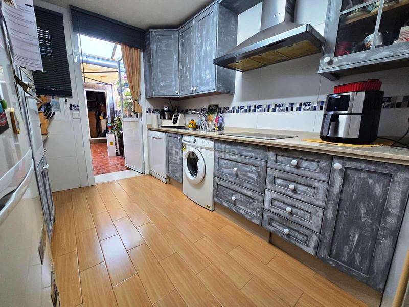 Foto c37aa0f5-0606-4770-846d-b4f3ee941c48. Maison jumelée avec parking piscine dans Avenida Juan Diego Bormujos