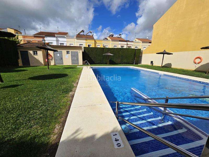 Foto c3faa67f-5663-4251-ba9b-b7e8a5415393. Maison jumelée avec parking piscine dans Avenida Juan Diego Bormujos