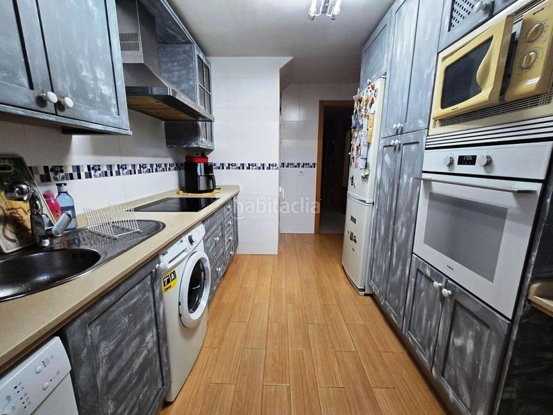 Foto dc3944d6-666b-49ae-b6d3-67c7ea51ccbe. Maison jumelée avec parking piscine dans Avenida Juan Diego Bormujos