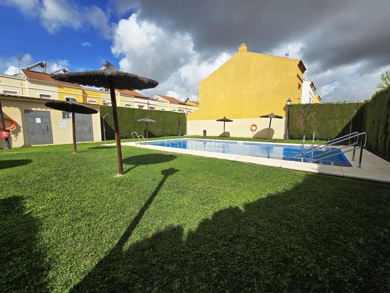 Foto f37ae96e-dd80-4381-b405-8aed91c14661. Maison jumelée avec parking piscine dans Avenida Juan Diego Bormujos