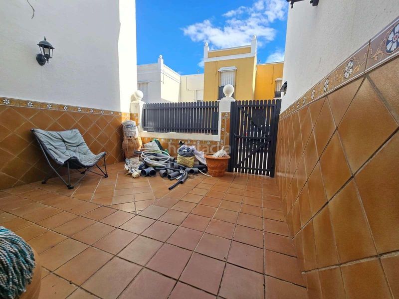 Foto 56d4a6ca-0e69-4dae-943a-2bc9f98af810. Casa adossada amb aparcament a Avenida Juan Diego Bormujos