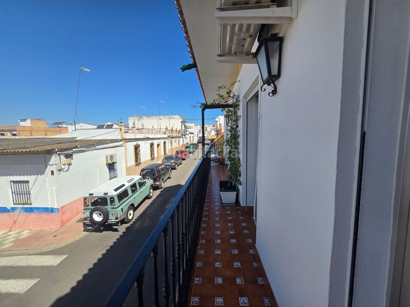 Foto 005b24bf-04d0-4241-b2f5-381450cc9a91. Casa adossada a Centro Bormujos