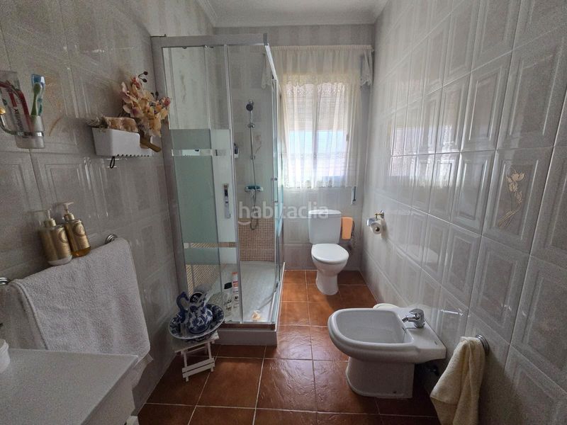 Foto edbe86da-faa9-4ba0-984c-d23fe4ca465a. Casa adossada a Centro Bormujos