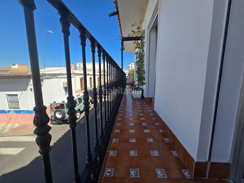 Foto f44b5b00-c701-42c2-aaf6-5fc8e2b22f8f. Casa adossada a Centro Bormujos
