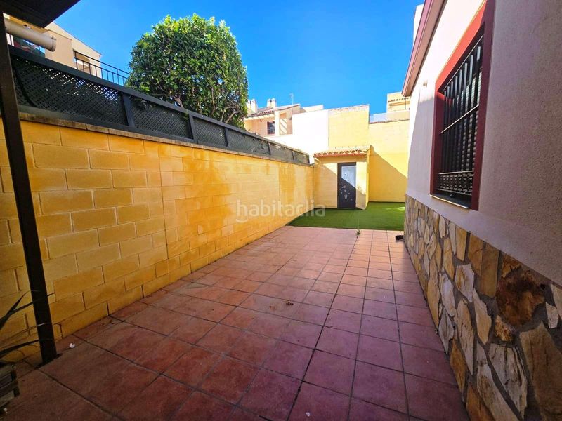 Foto 03a81e7d-6c37-4865-a302-0188ff48812f. Casa aparellada amb aparcament piscina a Centro Bormujos