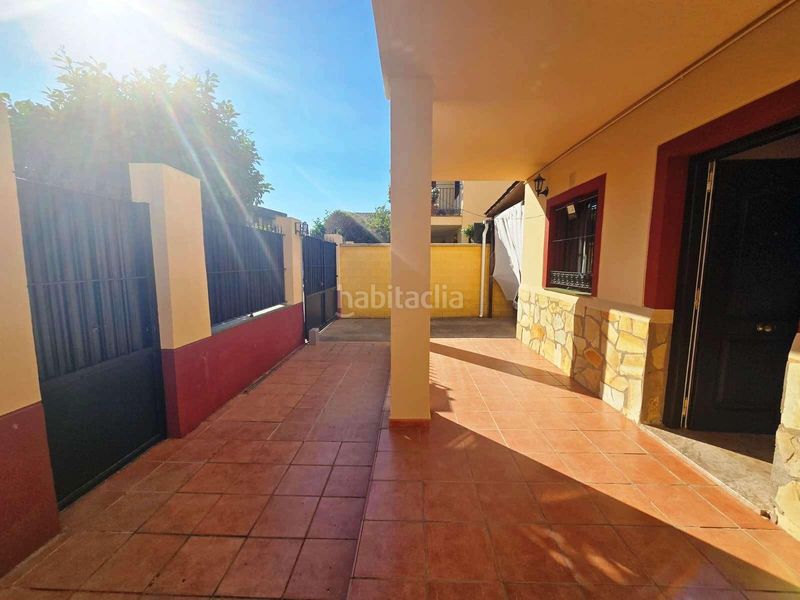Foto 0ec705e5-fa5a-480e-9b2b-c67ca9ca3721. Casa aparellada amb aparcament piscina a Centro Bormujos
