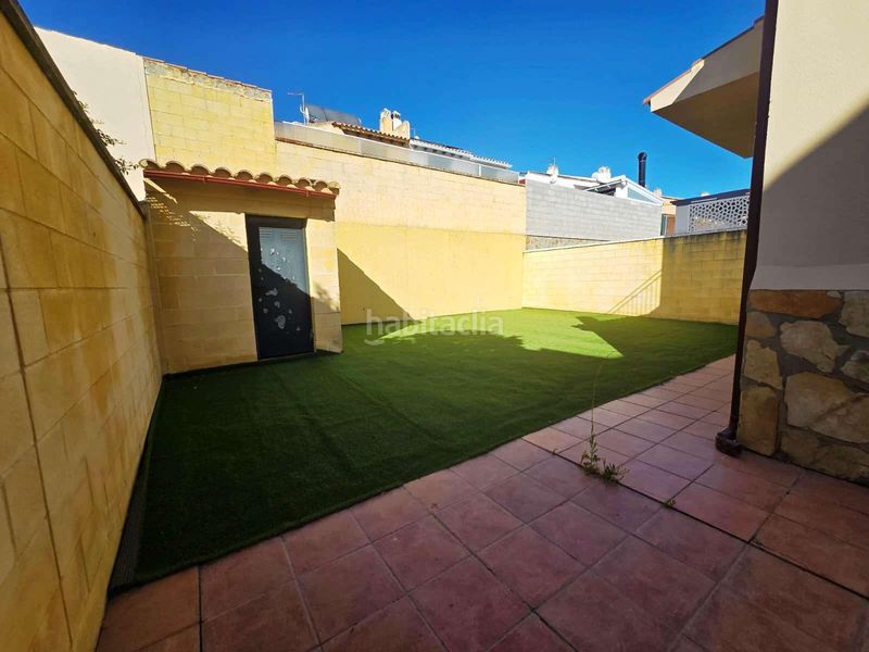Foto 17c8bdf6-efbe-4027-9905-588fe24db8d8. Casa aparellada amb aparcament piscina a Centro Bormujos