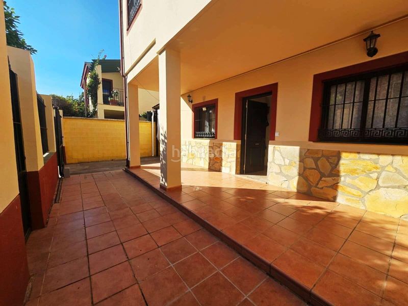 Foto 44f3fd3f-b4e3-4f5a-bcaf-c8476cec4f83. Casa aparellada amb aparcament piscina a Centro Bormujos