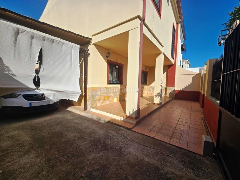 Foto 4b6d82e7-e9f7-4e1d-a139-1a7aef180cd3. Casa aparellada amb aparcament piscina a Centro Bormujos