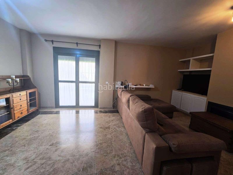Foto 797f950f-2fd2-43f7-bd82-44520b0054ab. Casa aparellada amb aparcament piscina a Centro Bormujos