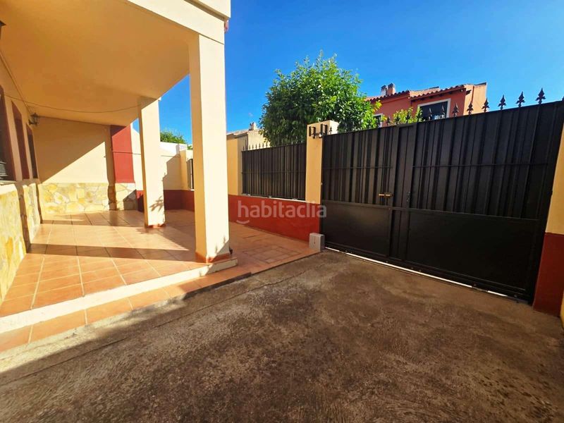 Foto a48e5471-9219-44cb-92d1-39788c365d8f. Casa aparellada amb aparcament piscina a Centro Bormujos