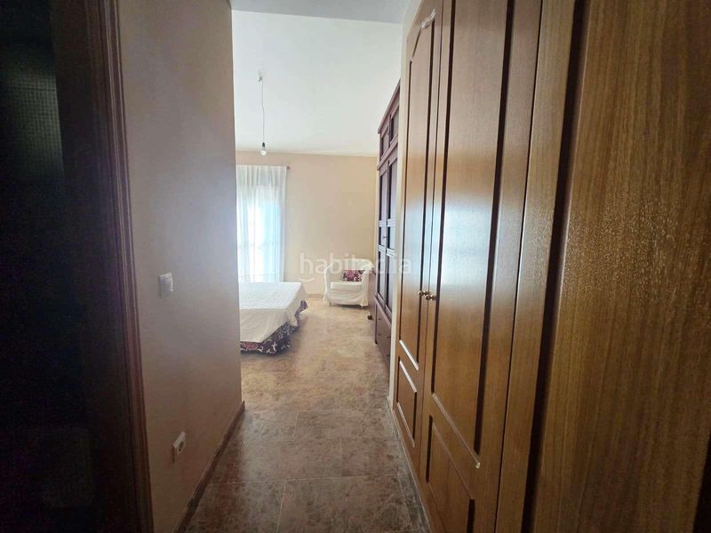 Foto ab411355-1da7-4697-9643-f0b57db3f9f4. Casa aparellada amb aparcament piscina a Centro Bormujos