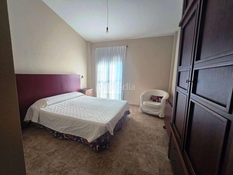 Foto b7c5a0fb-fa6a-42fe-ae62-3b4a01200e7b. Casa aparellada amb aparcament piscina a Centro Bormujos