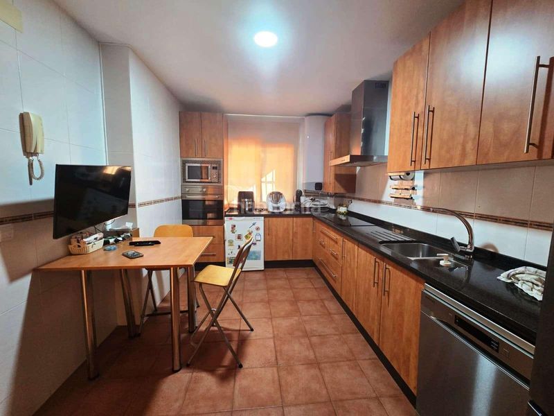 Foto bc90d1d6-38e5-43ac-b8b9-7425512af71a. Casa aparellada amb aparcament piscina a Centro Bormujos