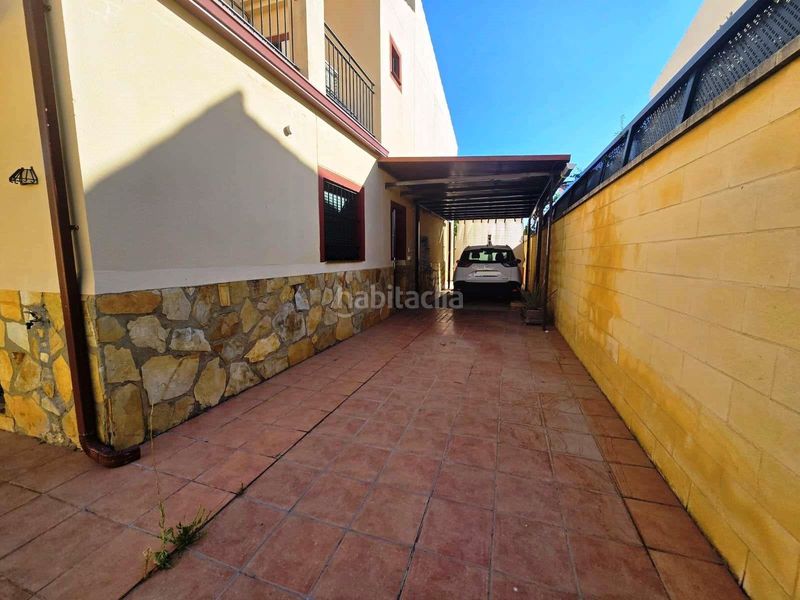 Foto bf4d945f-3a9e-4be9-b10c-6bb650a3e126. Casa aparellada amb aparcament piscina a Centro Bormujos