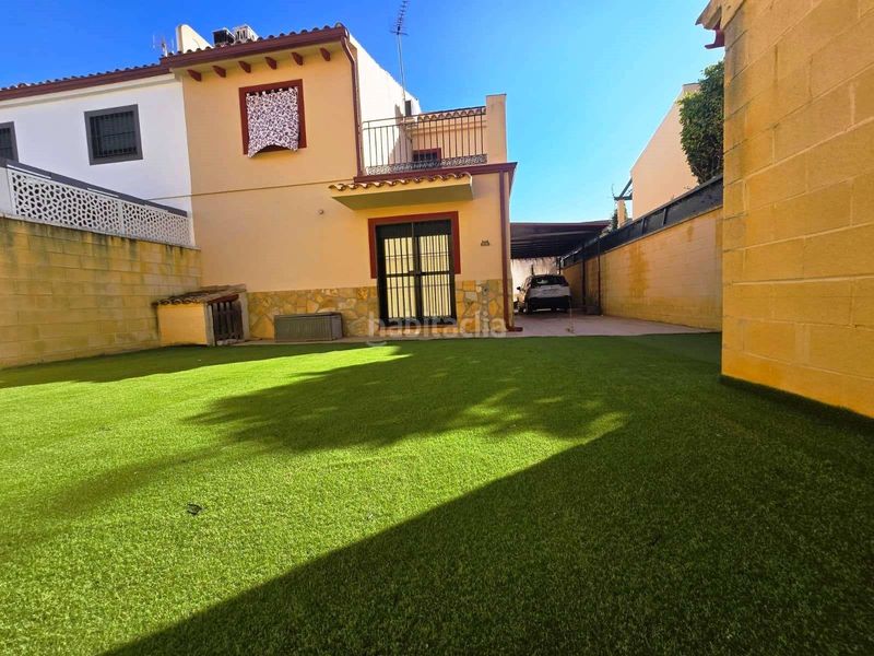 Foto c4251cb1-9c06-4789-8069-db1866f87d2d. Casa aparellada amb aparcament piscina a Centro Bormujos