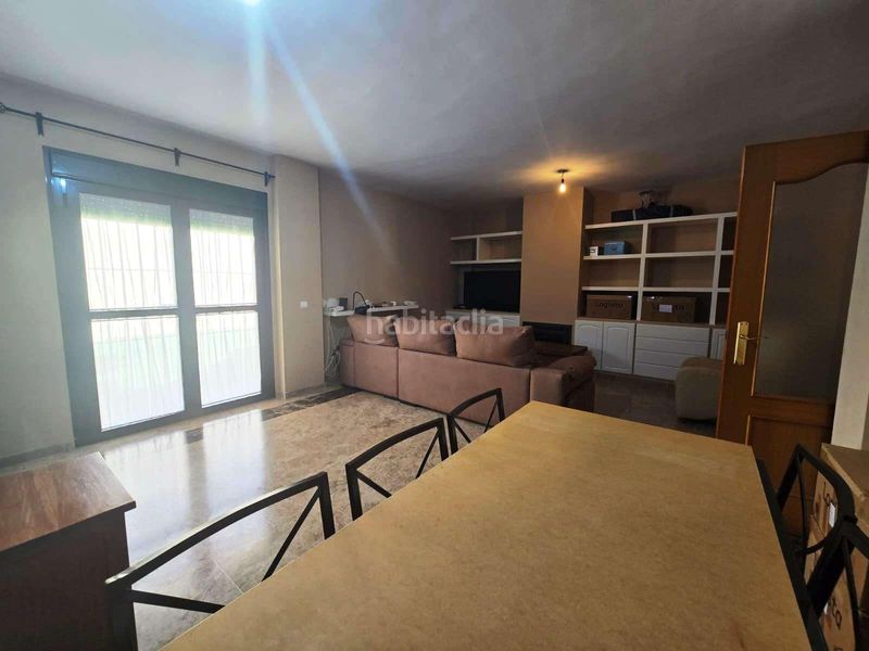 Foto c492088d-eb90-4483-96ff-4dcd372ce0dc. Casa aparellada amb aparcament piscina a Centro Bormujos