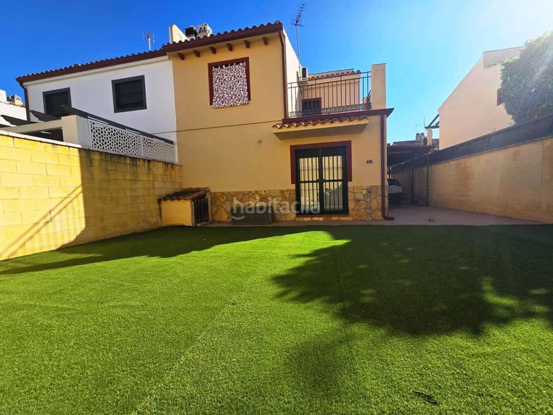 Foto d0be0822-a6c5-426e-a05c-956fc0e3becd. Casa aparellada amb aparcament piscina a Centro Bormujos
