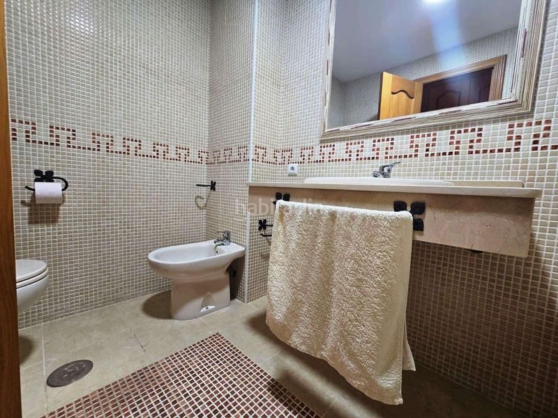 Foto dfbba267-805a-4bfe-96e0-de20912af71e. Casa aparellada amb aparcament piscina a Centro Bormujos