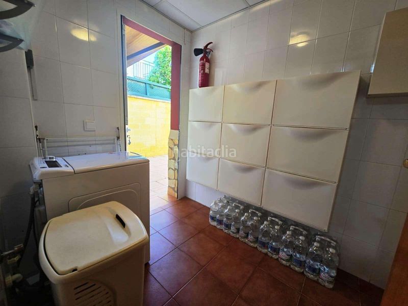 Foto ea2dd3ce-989c-4a7f-ad7f-1e92aa6ff832. Casa aparellada amb aparcament piscina a Centro Bormujos