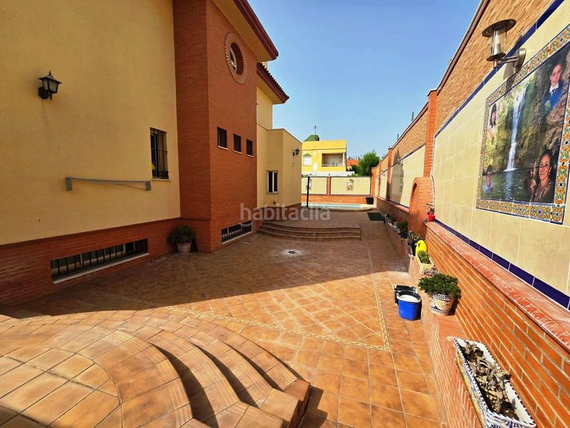 Foto a99be5f2-131c-421f-aa73-0e6dbf45bf58. Xalet amb aparcament piscina a Centro Bormujos