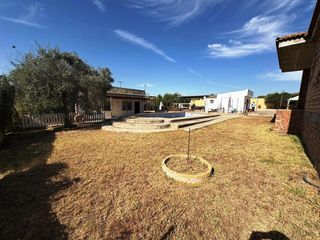 Chalet in Almensilla. Finca rústica en venta en urbanización rio pudio almensilla