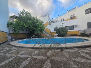 Casa a Centro. Vivienda  parking  3 locales comerciales