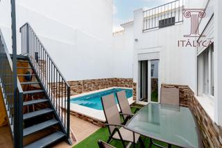 Casa adossada a Camas. Casa con piscina y licencia turística en camas