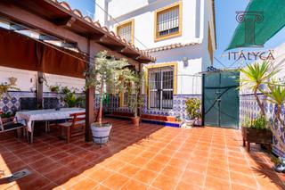 Casa aparellada  Avenida reina sofia. Casa de cuatro dormitorios y gran patio