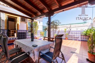 Doppelhaus in Avenida reina sofia 36. Casa de esquina con amplio patio, garaje y buhardilla en calle r