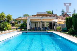 Xalet  Calle arroyo zorrero. Chalet en urb. vista aljarafe con 3.374 m de parcela