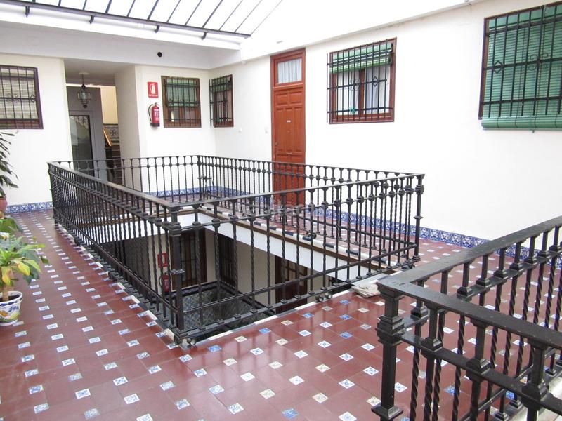Foto 190c5dbe-1b35-4a23-9d0c-a89225122578. Alquiler piso  de 3 dormitorios con ascensor en calle feria en Sevilla