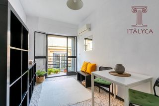 Etagenwohnung in Calle feria 166. Piso de tres dormitorios exterior con ascensor