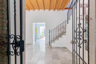 Maison  Calle severo ochoa. Casa de 6 dormitorios, histórica con encanto y gran patio en ple