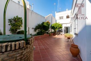 Haus  Calle severo ochoa. Casa de 6 dormitorios, histórica con encanto y gran patio en ple